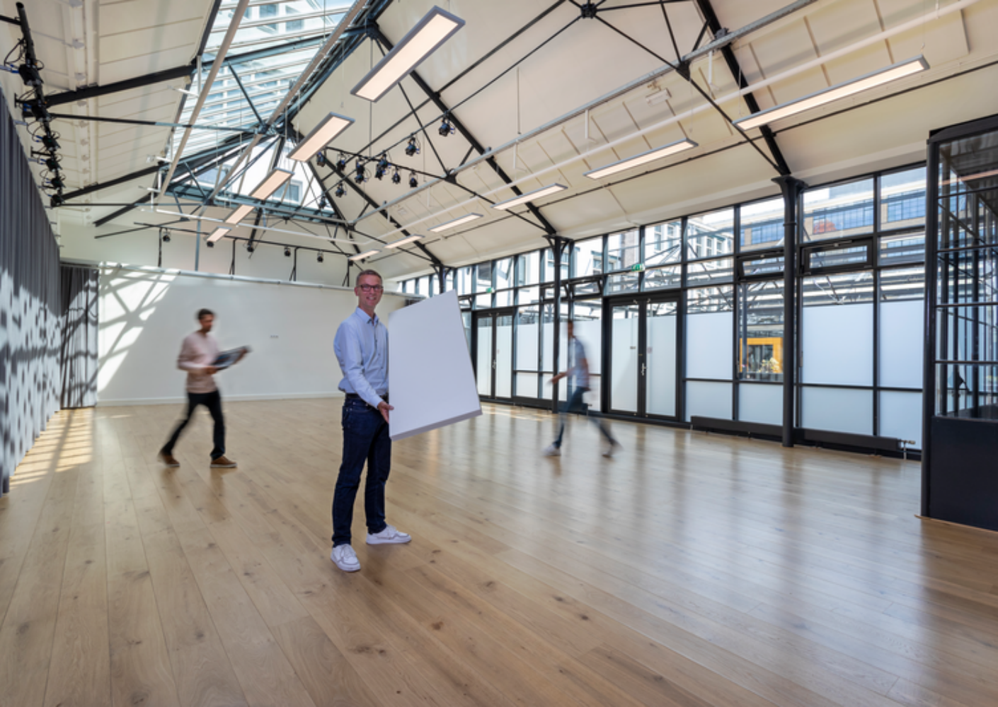 Beeldhouwen en dansen onder akoestische panelen bij Fluxus Zaandam Beeldhouwen en dansen onder akoestische panelen bij Fluxus Zaandam