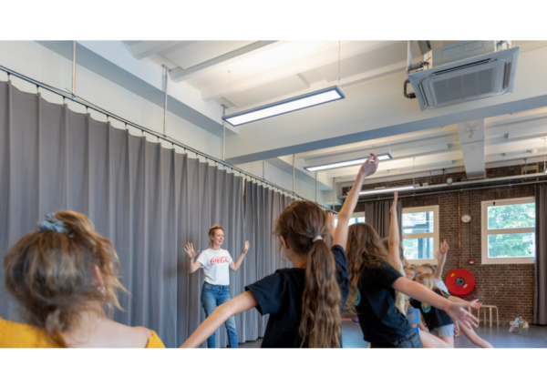 Beeldhouwen en dansen onder akoestische panelen bij Fluxus Zaandam