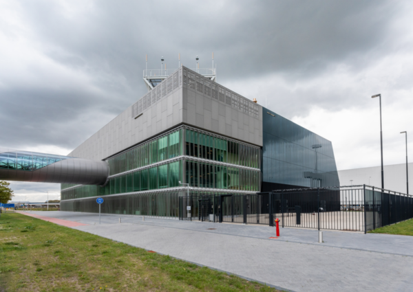 Lamellen sieren gevel van nieuwbouw Luchtverkeersleiding Nederland