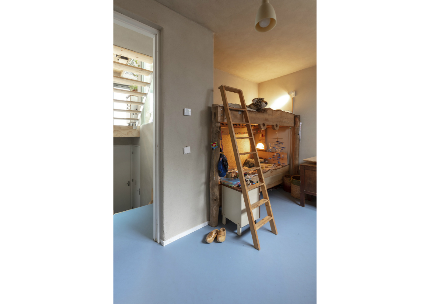 Matthijs: “De combinatie van leemstuc en Marmoleum werkt heel mooi omdat het stuc een beetje de kleur aanneemt van de vloer. Zoals hier in de in kinderkamer, waar Marmoleum 338 Petrol ligt.” Matthijs: “De combinatie van leemstuc en Marmoleum werkt heel mooi omdat het stuc een beetje de kleur aanneemt van de vloer. Zoals hier in de in kinderkamer, waar Marmoleum 338 Petrol ligt.”