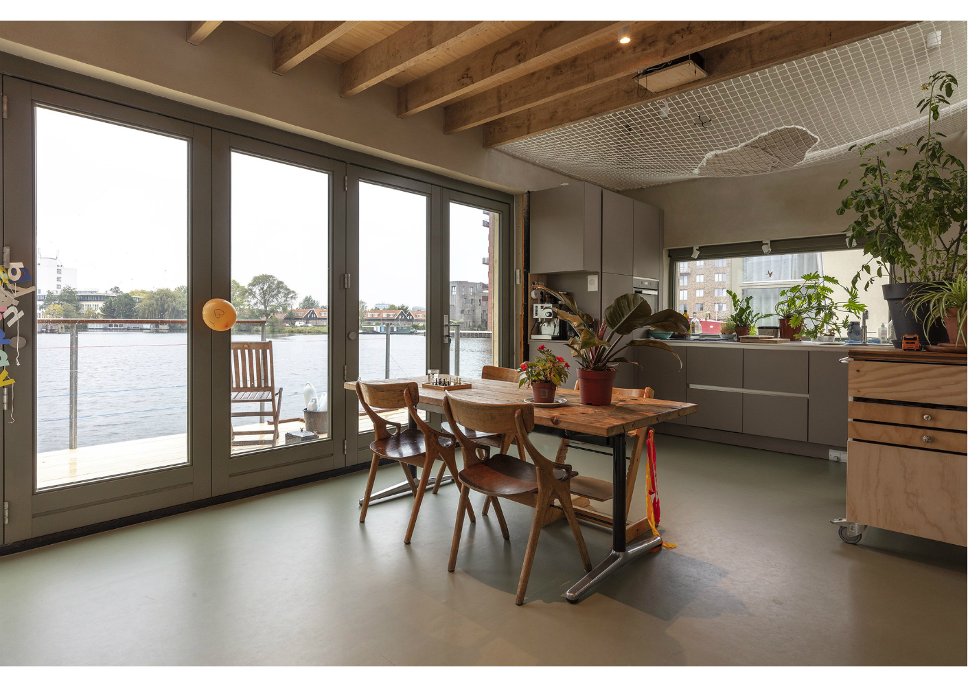 Het Marmoleum 3355 Rosemary Green geeft in de woonkamer van Matthijs een rustige uitstraling, die mooi harmonieert met de warmte van het hout.