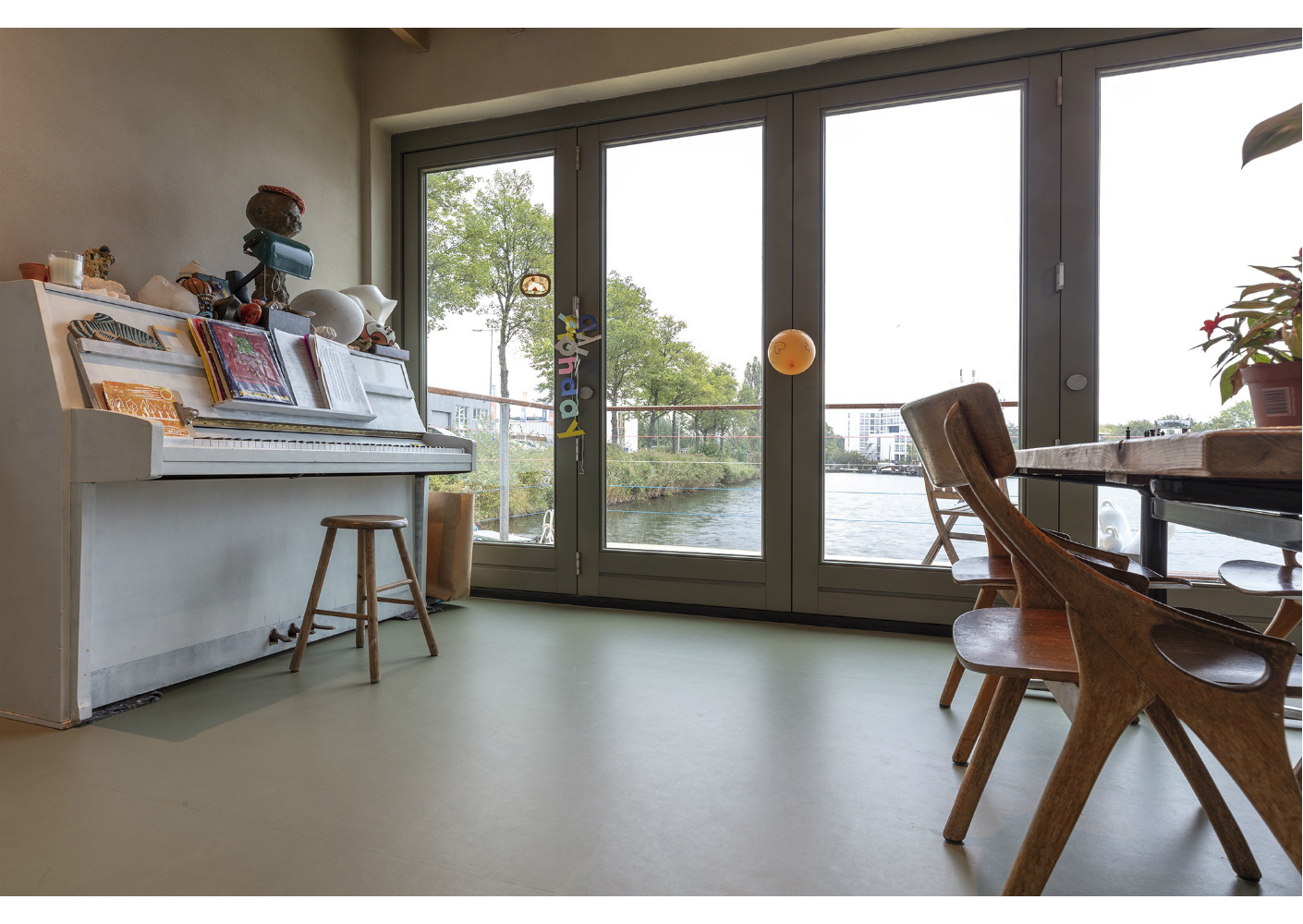 Matthijs: “Ik dacht vooraf dat ik een tuin zou missen, maar we zitten aan de kade, die heel groen is. Ik vind het prachtig om zo op het water te wonen.” Matthijs: “Ik dacht vooraf dat ik een tuin zou missen, maar we zitten aan de kade, die heel groen is. Ik vind het prachtig om zo op het water te wonen.”