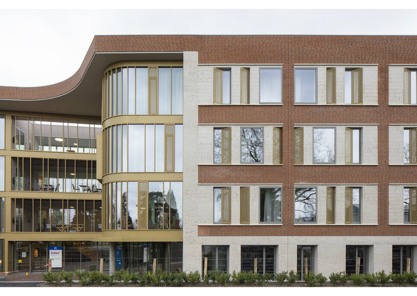 Nieuwe, open en lichte kliniek in groene omgeving Nieuwe, open en lichte kliniek in groene omgeving