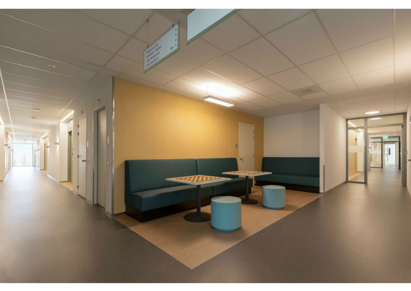 Nieuwe, open en lichte kliniek in groene omgeving Nieuwe, open en lichte kliniek in groene omgeving