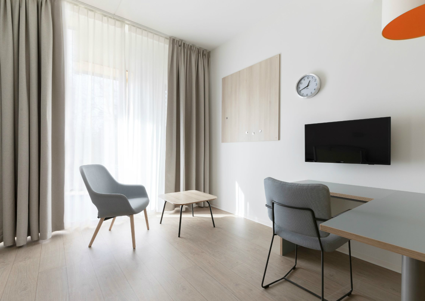 Nieuwe, open en lichte kliniek in groene omgeving Nieuwe, open en lichte kliniek in groene omgeving