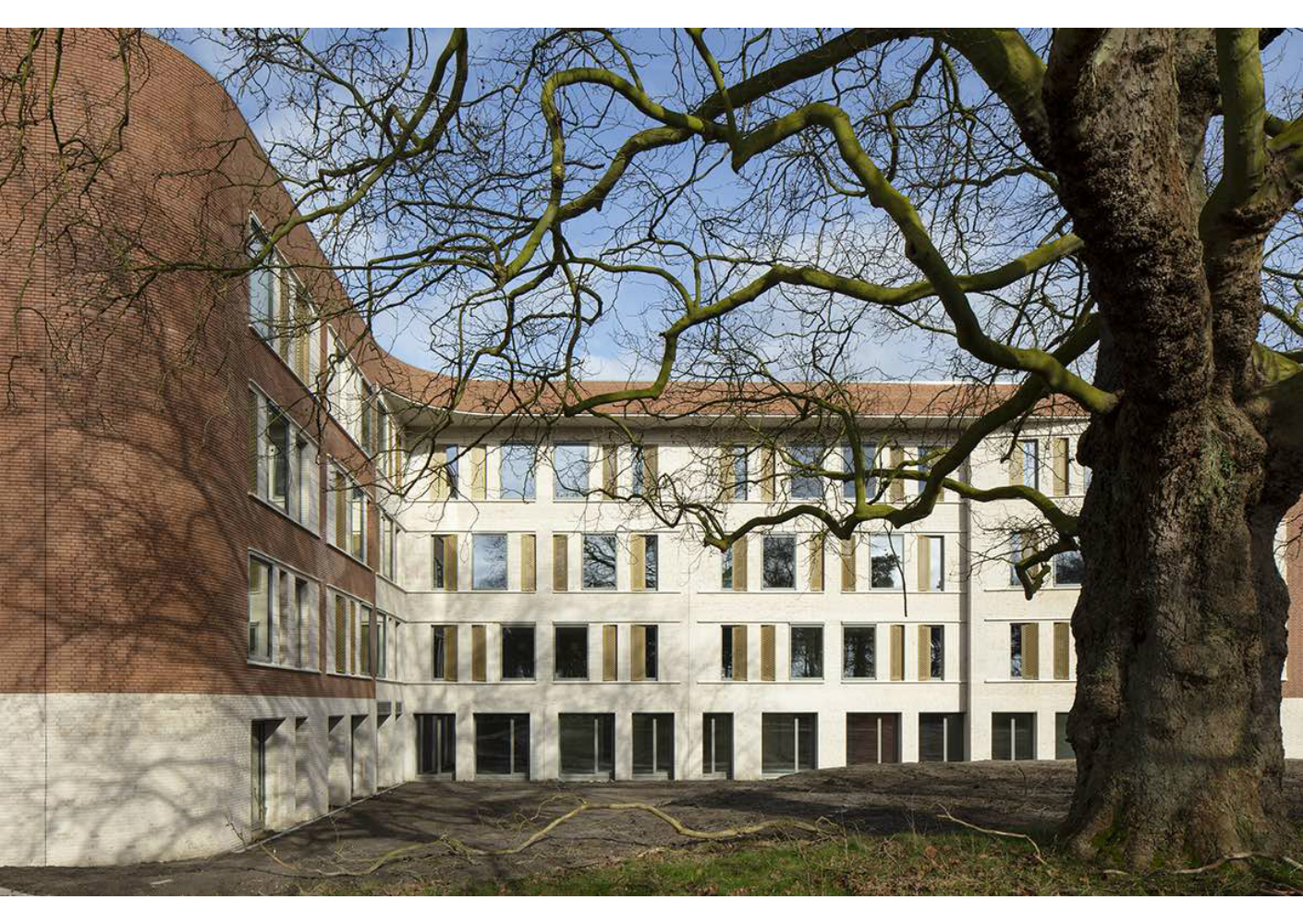 Nieuwe, open en lichte kliniek in groene omgeving Nieuwe, open en lichte kliniek in groene omgeving
