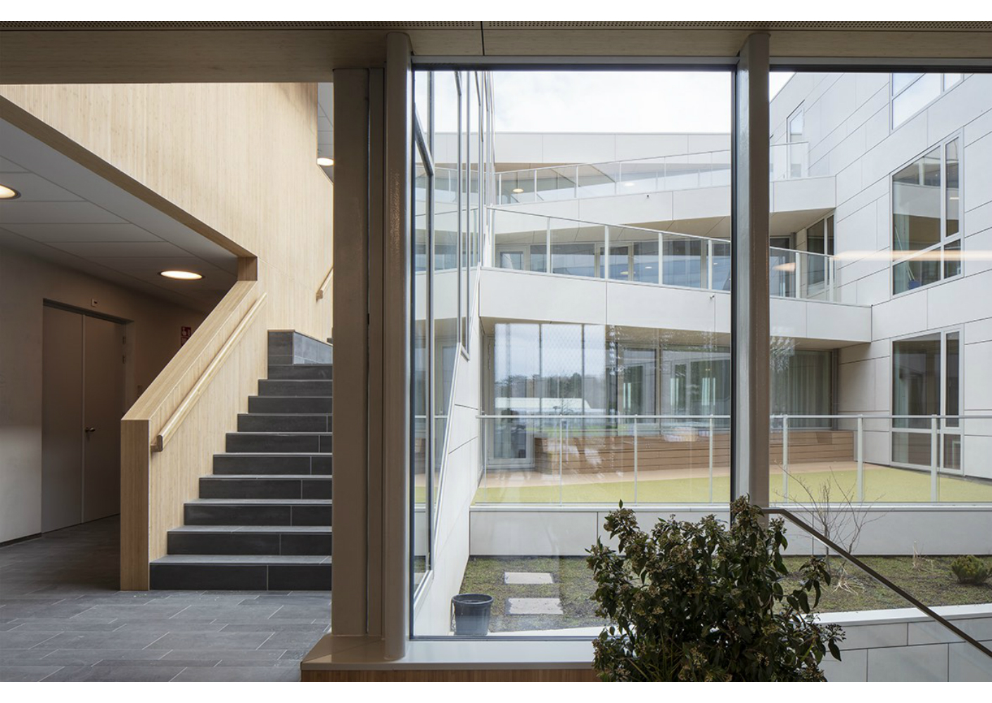 Nieuwe, open en lichte kliniek in groene omgeving Nieuwe, open en lichte kliniek in groene omgeving