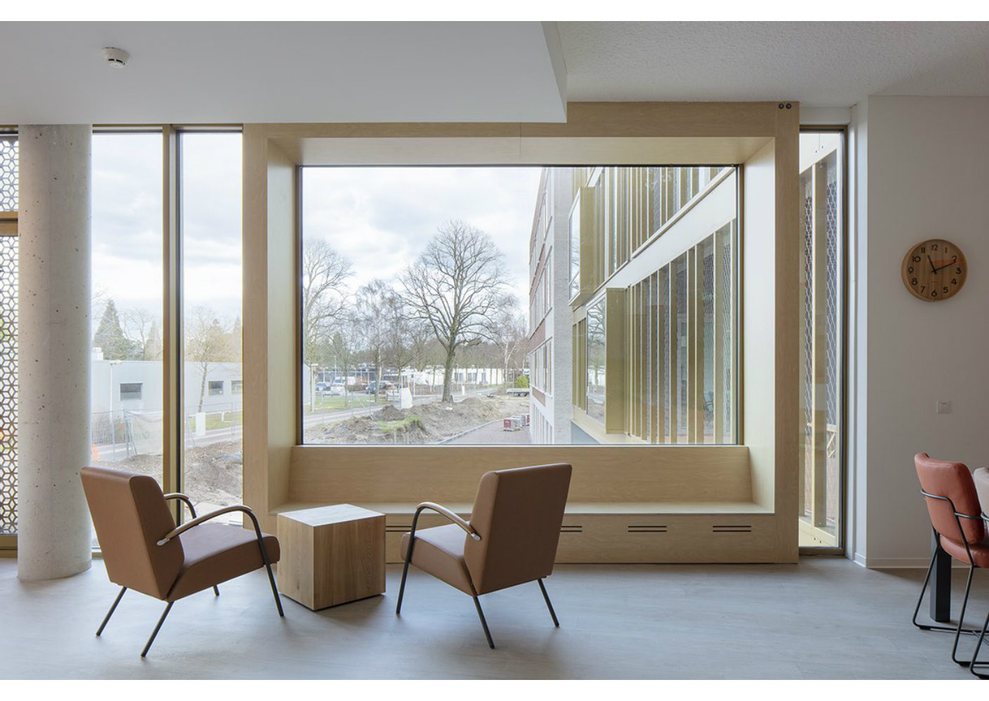 Nieuwe, open en lichte kliniek in groene omgeving Nieuwe, open en lichte kliniek in groene omgeving
