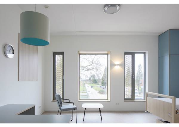 Nieuwe, open en lichte kliniek in groene omgeving