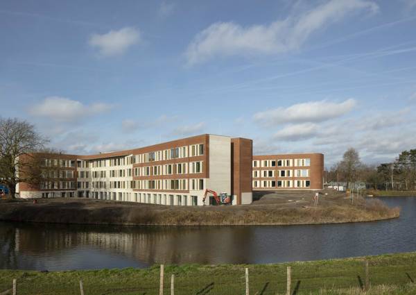 Nieuwe, open en lichte kliniek in groene omgeving