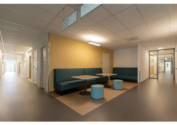 Nieuwe, open en lichte kliniek in groene omgeving
