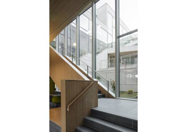 Nieuwe, open en lichte kliniek in groene omgeving