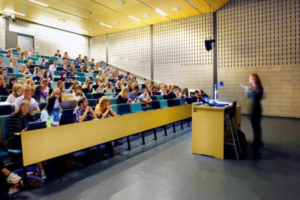 Een volle collegezaal, Erasmusuniversiteit Rotterdam met Soundblox, een meer recente foto