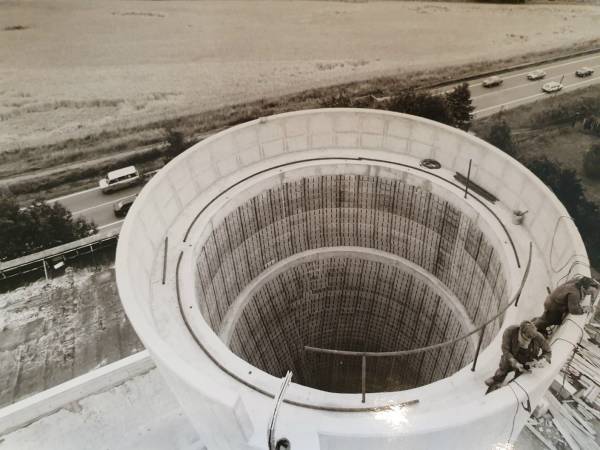 Kerncentrale met Soundblox rond vermetseld, oude foto