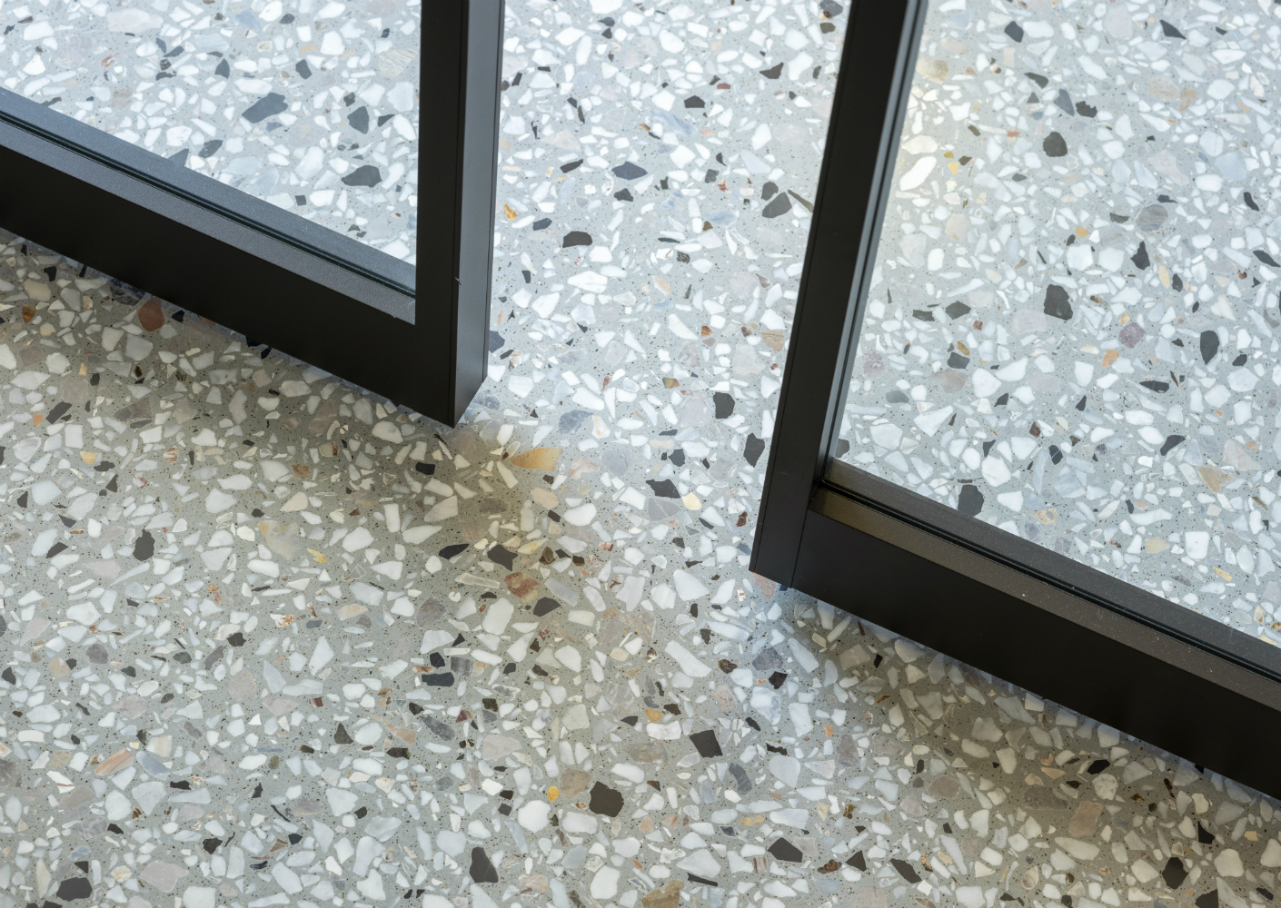 Minerale, ijzersterke afwerking voor vloer en wand Minerale, ijzersterke afwerking voor vloer en wand