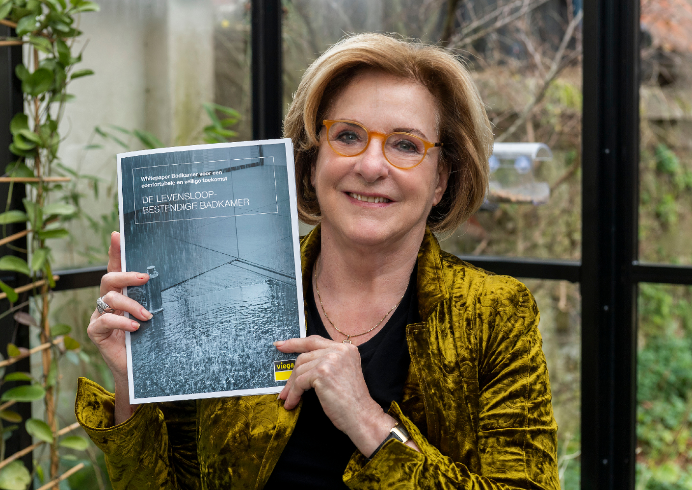 Catherine Keyl neemt eerste exemplaar Whitepaper in ontvangst Catherine Keyl neemt eerste exemplaar Whitepaper in ontvangst