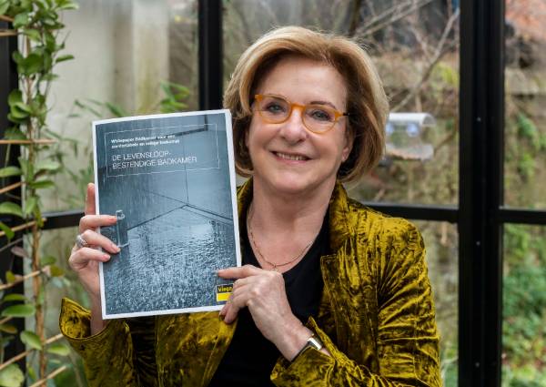 Catherine Keyl neemt eerste exemplaar Whitepaper in ontvangst