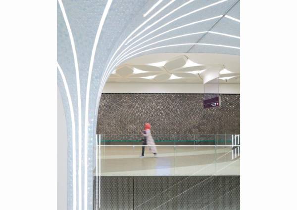 Hunter Douglas Architectural creëert een complex plafond voor Qatar Metro