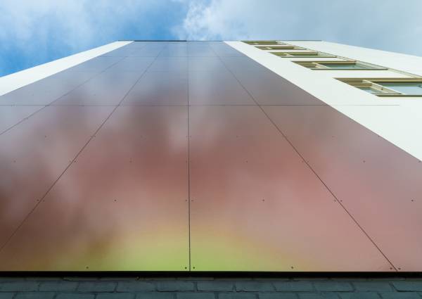 Kleurrijke kopgevels blazen nieuw leven in Haarlemse galerijflats