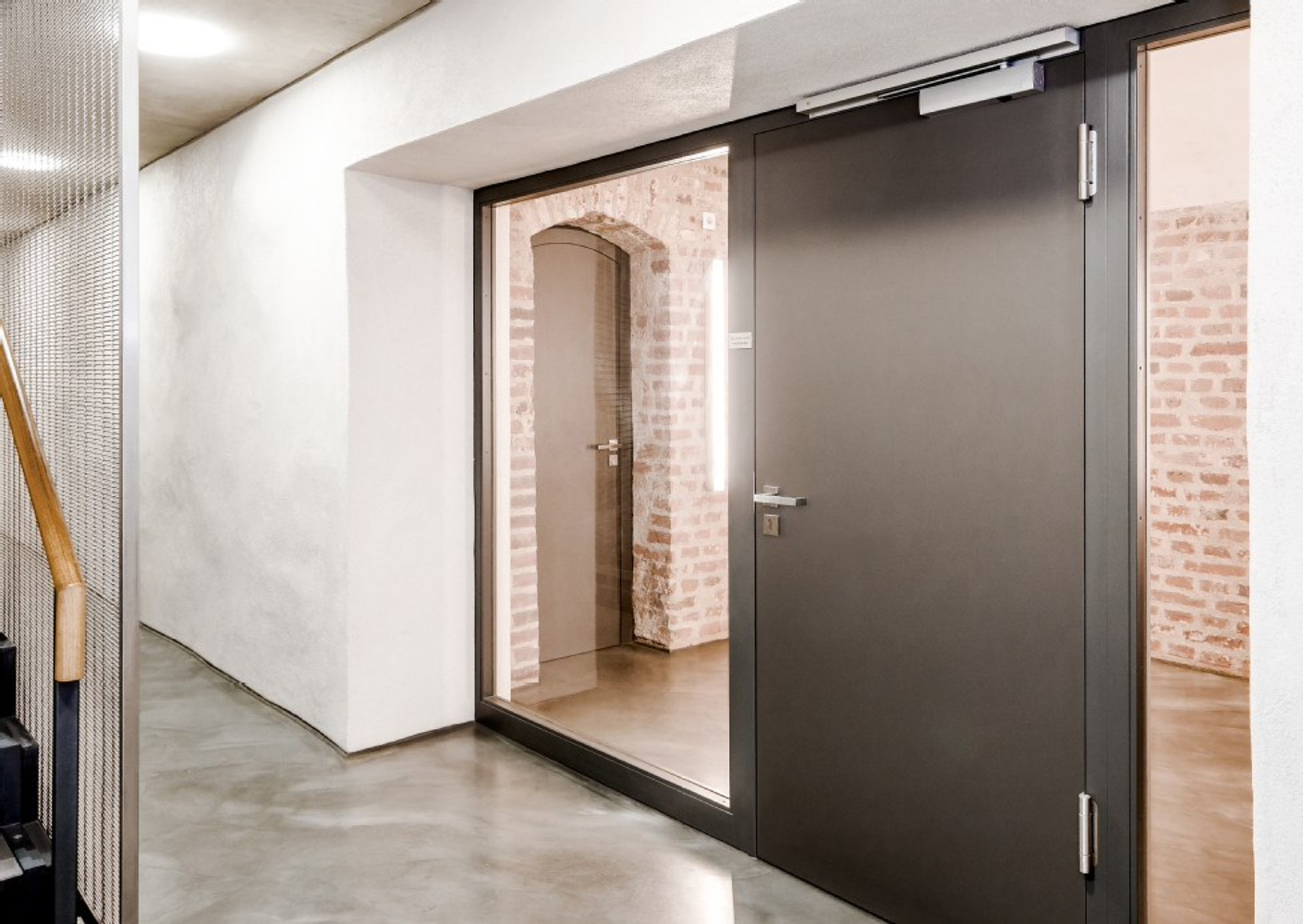 Woningtoegangsdeur en deur in corridor voorzien van TS 5000 RFS met geïntegreerde rookschakelcentrale Woningtoegangsdeur en deur in corridor voorzien van TS 5000 RFS met geïntegreerde rookschakelcentrale