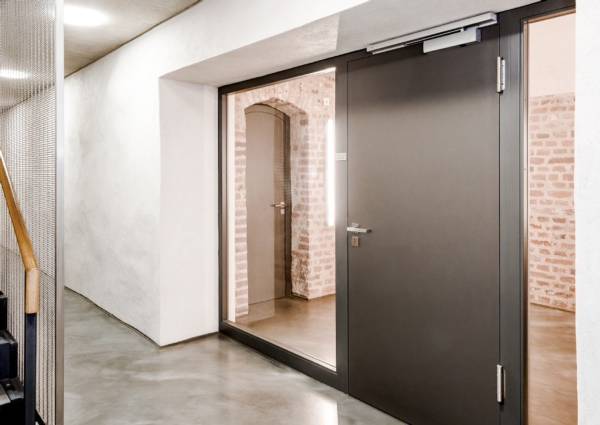Woningtoegangsdeur en deur in corridor voorzien van TS 5000 RFS met geïntegreerde rookschakelcentrale