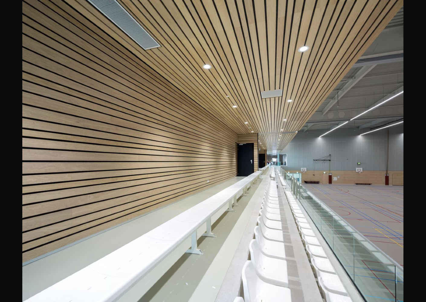 Sporthal Amersfoort met Hunter Douglas houtfineer lineaire panelen Sporthal Amersfoort met Hunter Douglas houtfineer lineaire panelen