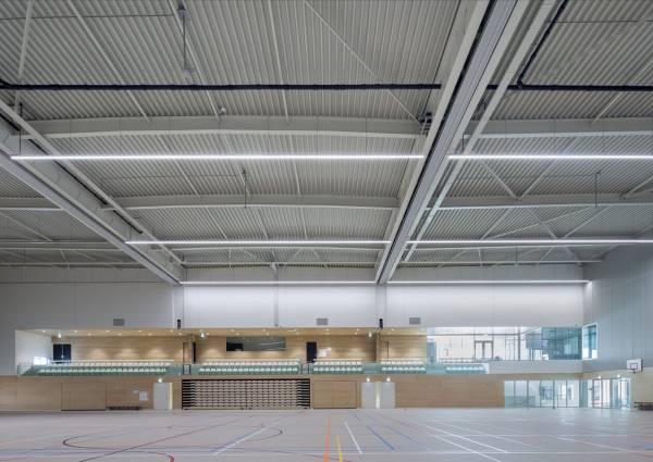 Sporthal Amersfoort met Hunter Douglas houtfineer lineaire panelen