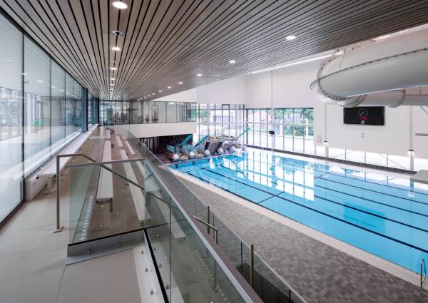 Sporthal Amersfoort met Hunter Douglas houtfineer lineaire panelen