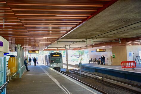 "Vliegend tapijt" van BXD multipaneelsysteem wijst reizigers de weg op station Rotterdam Alexander