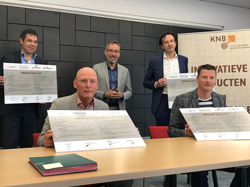 Brick Valley - de ondertekenaars, van links naar rechts Jasper Vos, Michel Degen, Jan van der Meer, Ivo Würzner en Rudi Sluiter Brick Valley - de ondertekenaars, van links naar rechts Jasper Vos, Michel Degen, Jan van der Meer, Ivo Würzner en Rudi Sluiter