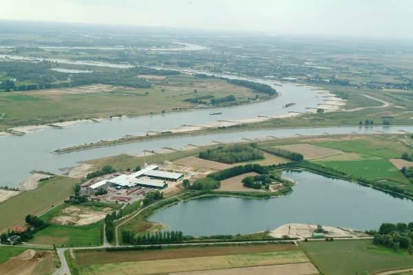 Luchtfoto van een baksteenfabriek in rivierengebied, foto KNB Keramiek