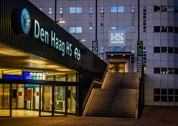 Station Den Haag HS ILLUNOX LED verlichte trapleuning