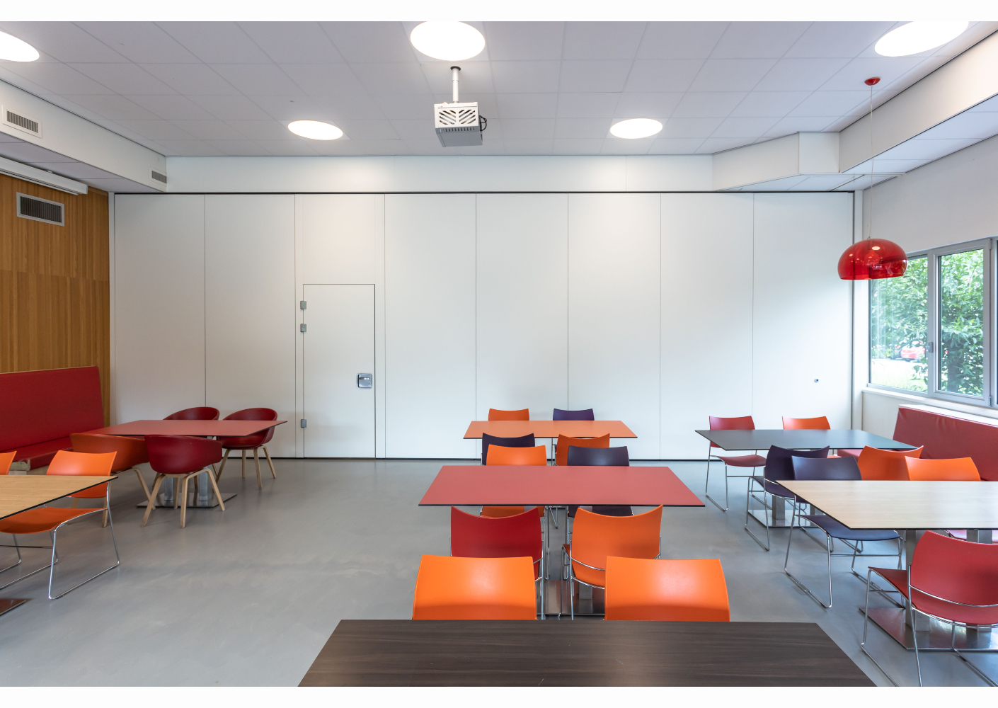 Scheidingsgordijnen maken plaats voor een flexibele geluidsdichte oplossing Scheidingsgordijnen maken plaats voor een flexibele geluidsdichte oplossing