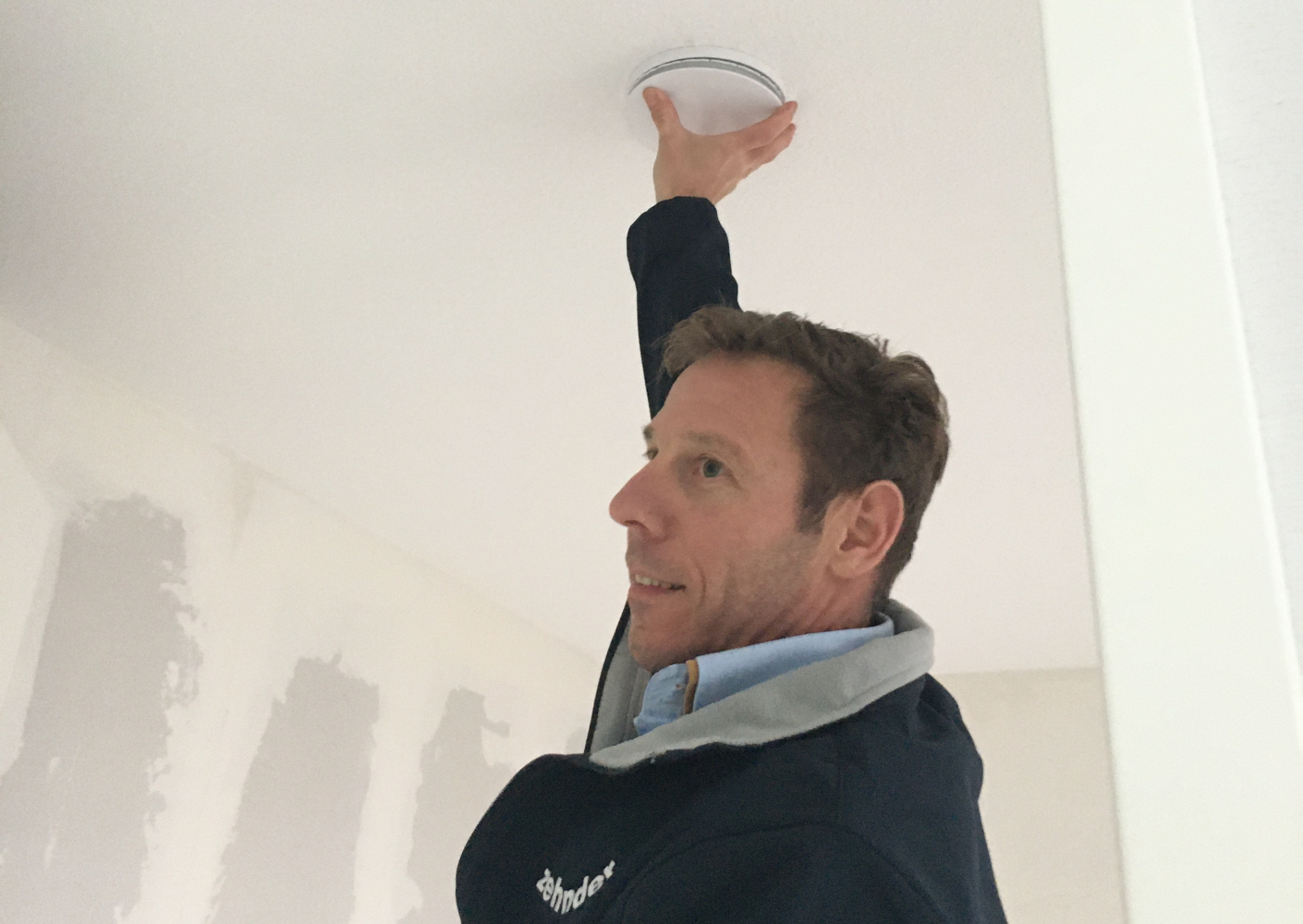 Marco van Alen, accountmanager en voormalig trainer bij Zehnder, komt het regelmatig tegen: ventilatiesystemen die niet naar behoren functioneren doordat er fouten zijn gemaakt bij de installatie of bij het inregelen. Marco van Alen, accountmanager en voormalig trainer bij Zehnder, komt het regelmatig tegen: ventilatiesystemen die niet naar behoren functioneren doordat er fouten zijn gemaakt bij de installatie of bij het inregelen.