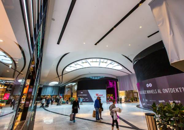 Mall of the Netherlands: Eleganza™ van Knauf Ceiling Solutions, de perfecte balans tussen zicht en geluid, schoonheid en prestatie. Foto: MVL Media Groep