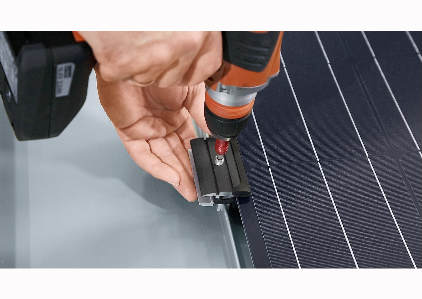 RHEINZINK-PV: frameloze solarpanelen voor het RHEINZINK felsdak RHEINZINK-PV: frameloze solarpanelen voor het RHEINZINK felsdak