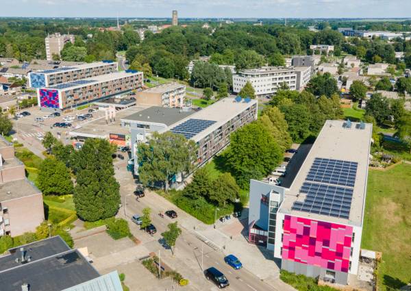 Een kleurrijke, brandveilige A2 gevel bouwen met Rockpanel