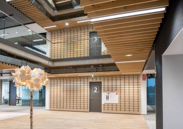 Nieuw kantoor voorzien van het Derako massief houten grill systeem