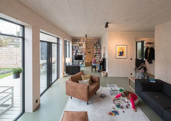 Duurzaam woonhuis met CO2-neutraal geproduceerd Marmoleum van Forbo Flooring op de vloer