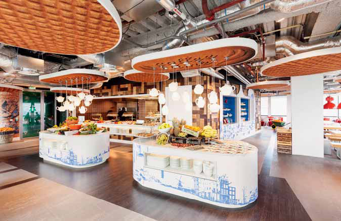 Stroopwafels en koffiekoekjes als plafondeilanden in Google bedrijfskantine, Amsterdam