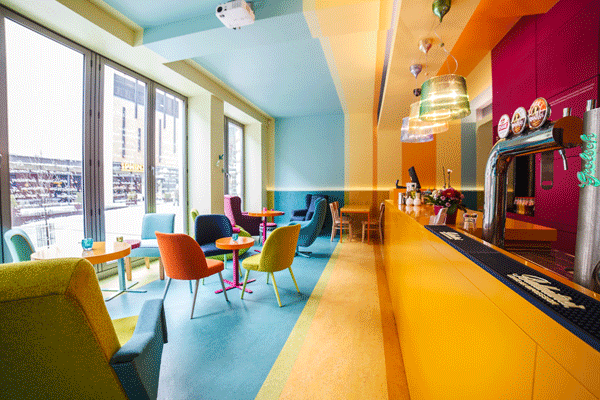 Cafein Bistro: vloeren, wanden en plafond van de bar bekleed met Marmoleum