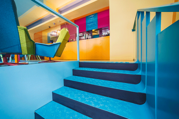 Cafein Bistro: trap met marmoleum linten bekleed Cafein Bistro: trap met marmoleum linten bekleed