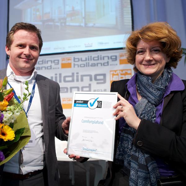 Uitreiking Slimbouwen Keurmerk aan product Comfortplafond van MAT Afbouw Uitreiking Slimbouwen Keurmerk aan product Comfortplafond van MAT Afbouw