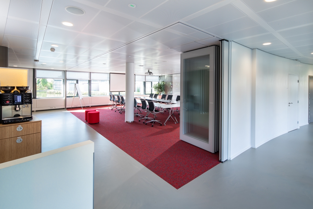 Dubbelwandige glaswand G90 tussen kantine en vergaderruimte openstaande glaswand