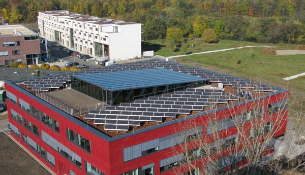 Een ENERGIEDAK van Leven op Daken, kristallijn PV zonnepanelen met sedum