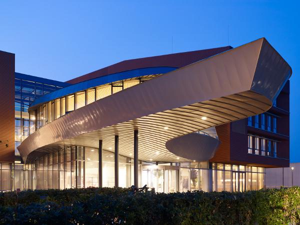 Gemeentehuis Lochem met RHEINZINK prePATINA blue-grey felsgevel