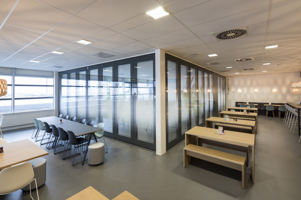 Glaspaneelwand G90 in hoekopstelling voorzien van folie Glaspaneelwand in hoekopstelling voorzien van folie