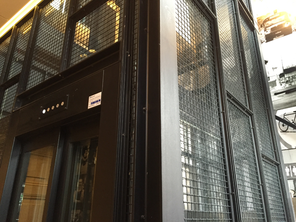 Personenlift bij een vestiging van Vapiano's Personenlift bij een vestiging van Vapiano's