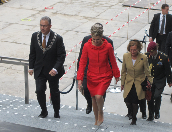 Koningin Maxima op de trappen van het Sophie Kinderziekenhuis, gemaakt door Tomaello Koningin Maxima op de trappen van het Sophie Kinderziekenhuis, gemaakt door Tomaello