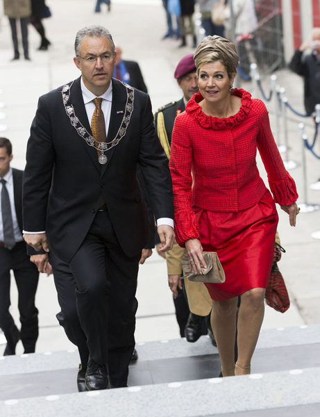 Koningin Maxima op de trappen van het Sophie Kinderziekenhuis, gemaakt door Tomaello